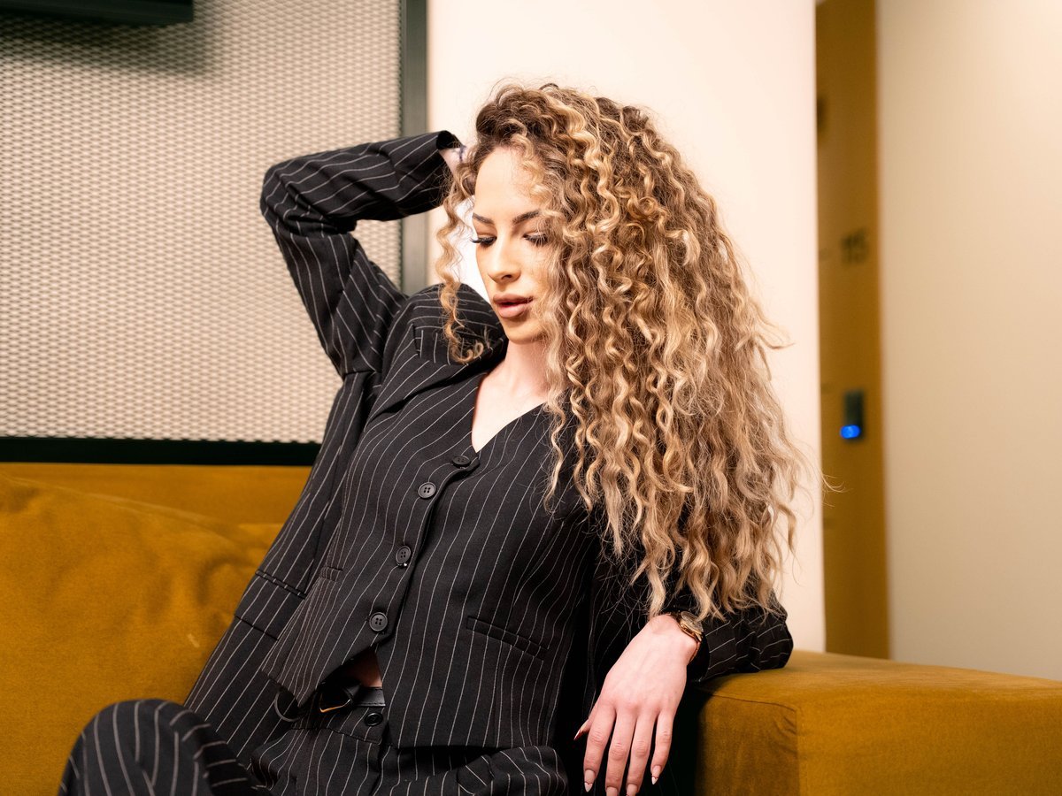 Chunky Caramel Highlights Inspired by 90s Nostalgia - Warm Brown Hair Caramel